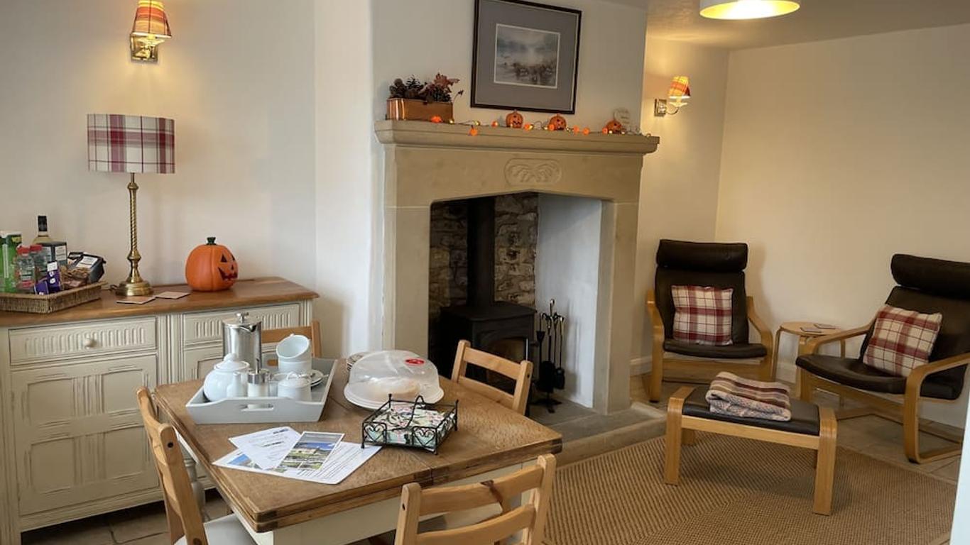 Characterful , pet friendly cottage ,sleeps 4 ,stunning views ,village location.