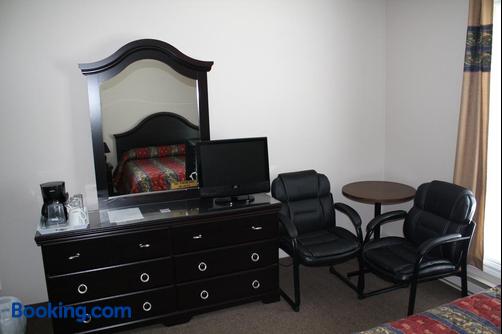 The Country Inn Motel - Gander - Bedroom