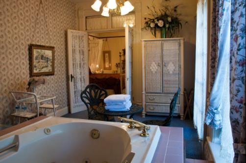 Castle Marne Bed & Breakfast - Denver - King bedroom
