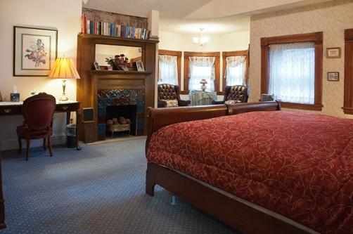 Castle Marne Bed & Breakfast - Denver - King bedroom