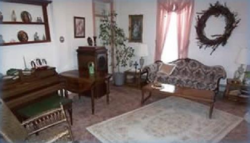 Custer Mansion Bed & Breakfast - Custer - Living room