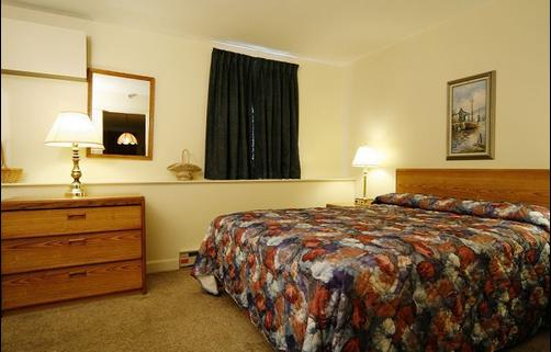 Misty Harbor Resort Motel - Wells - Bedroom