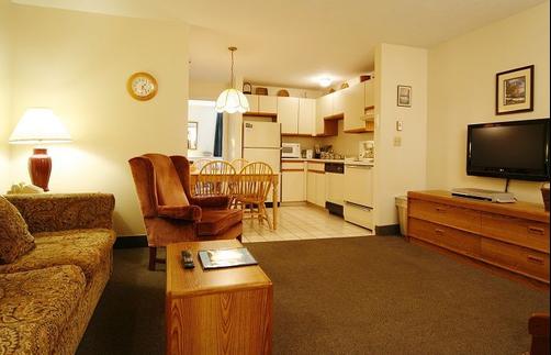 Misty Harbor Resort Motel - Wells - Living room