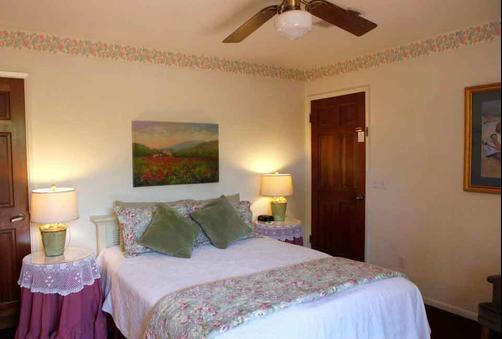 A Beach Bed & Breakfast At The Elsbree House Condo - San Diego - Bedroom