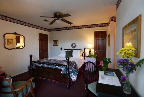 A Beach Bed & Breakfast At The Elsbree House Condo - San Diego - Bedroom