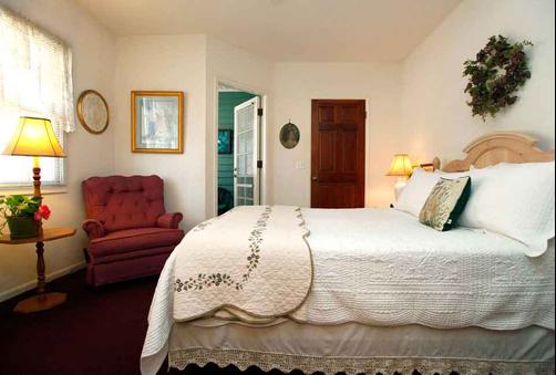 A Beach Bed & Breakfast At The Elsbree House Condo - San Diego - Bedroom