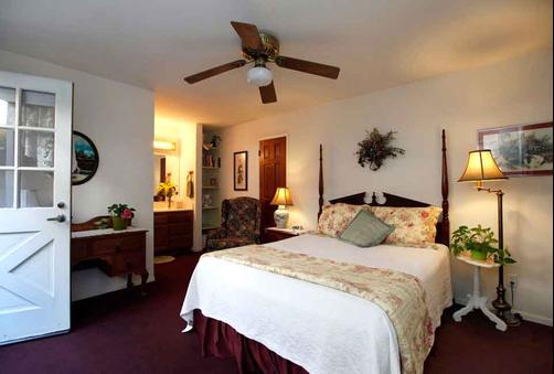 A Beach Bed & Breakfast At The Elsbree House Condo - San Diego - Bedroom