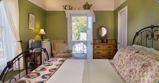 Bird House Inn & Gardens - Excelsior - Bedroom