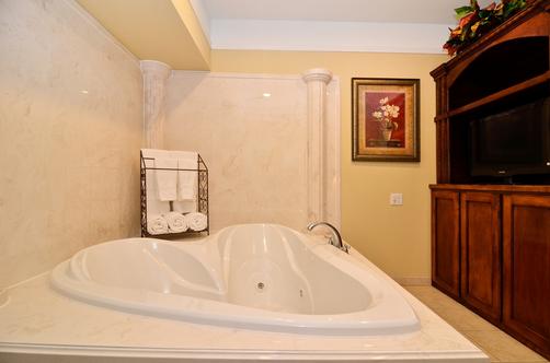 Best Western Plus Monica Royale Inn & Suites - Greenville - Bedroom