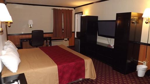 Econo Lodge - Montpelier - King bedroom