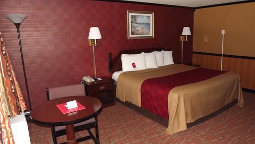 Econo Lodge - Montpelier - King bedroom