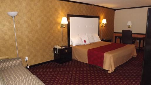 Econo Lodge - Montpelier - King bedroom