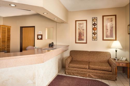 Quality Inn Sheboygan - Sheboygan - Lobby