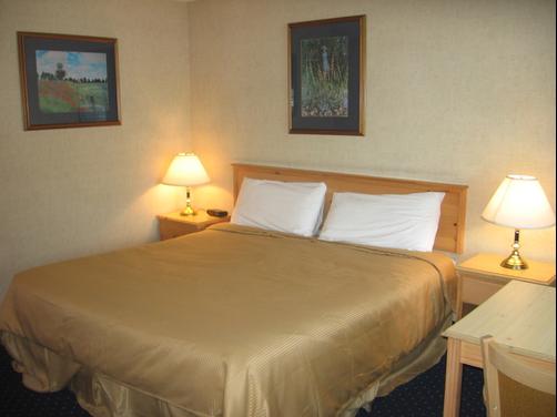 Econo Lodge - Medford - Bed