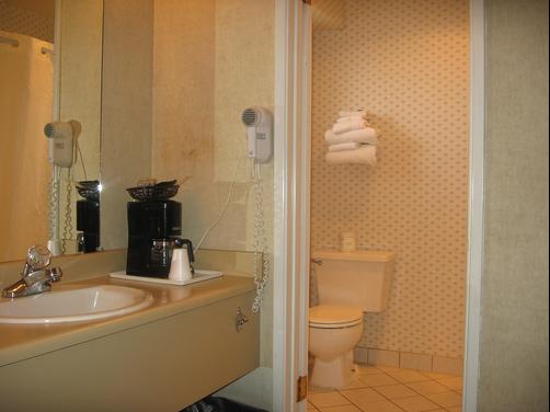 Econo Lodge - Medford - Bathroom