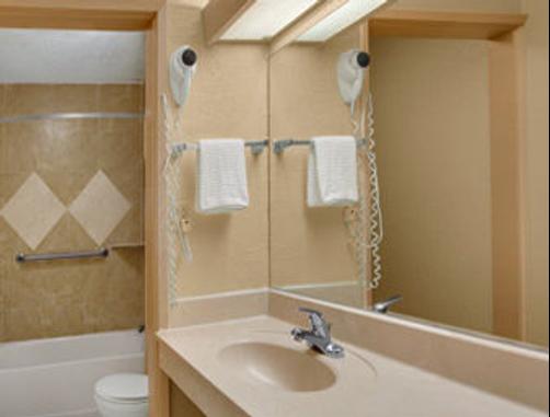 Days Inn Orlando Downtown - Orlando - Bathroom