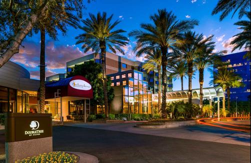 DoubleTree Suites by Hilton Phoenix - Phoenix - Building