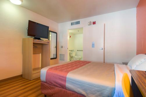 Motel 6 Palm Springs Downtown - Palm Springs - Bedroom