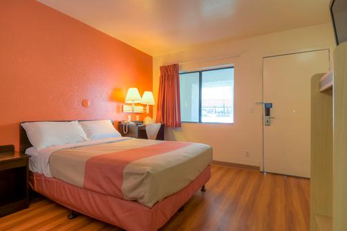 Motel 6 Palm Springs Downtown - Palm Springs - Bedroom