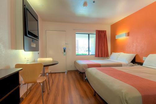 Motel 6 Palm Springs Downtown - Palm Springs - Bedroom