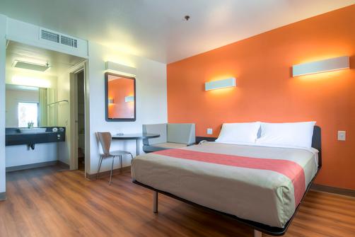 Motel 6 Palm Springs Downtown - Palm Springs - Bedroom