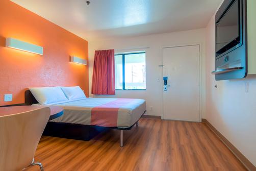 Motel 6 Palm Springs Downtown - Palm Springs - Bedroom