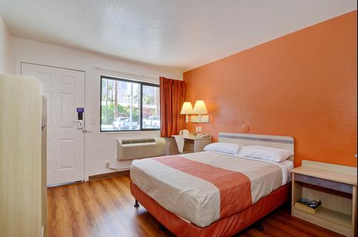 Motel 6 Palm Springs E East Palm Canyon - Palm Springs - Bedroom