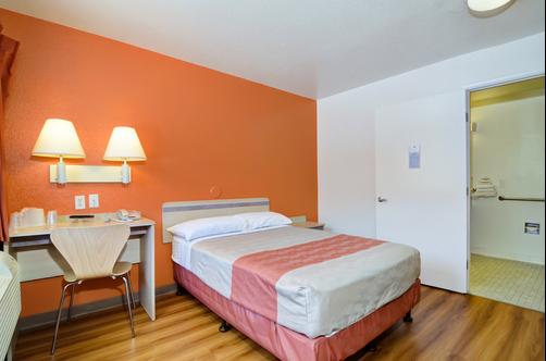 Motel 6 Palm Springs E East Palm Canyon - Palm Springs - Bedroom
