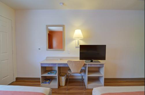 Motel 6 Palm Springs E East Palm Canyon - Palm Springs - Bedroom