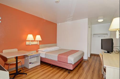 Motel 6 Palm Springs E East Palm Canyon - Palm Springs - Bedroom