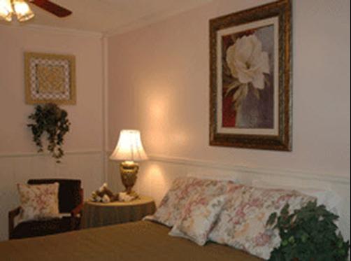 Maple Tree Inn - Whitehall - Bedroom