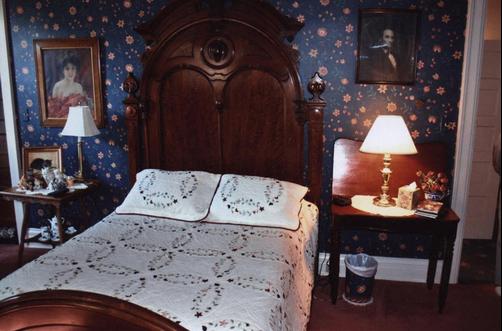 Greenhouse Bed & Breakfast - Chillicothe - Bed