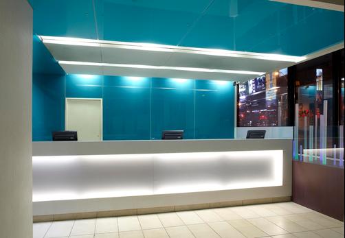 Bond Place Hotel - Toronto - Front desk
