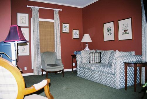 Cook's Cottage at Rip Van Winkle Gardens - New Iberia - Living room