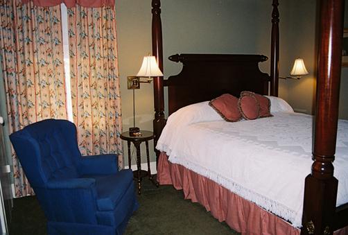 Cook's Cottage at Rip Van Winkle Gardens - New Iberia - Bedroom