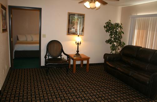 Allington Inn and Suites - South Fork - Living room