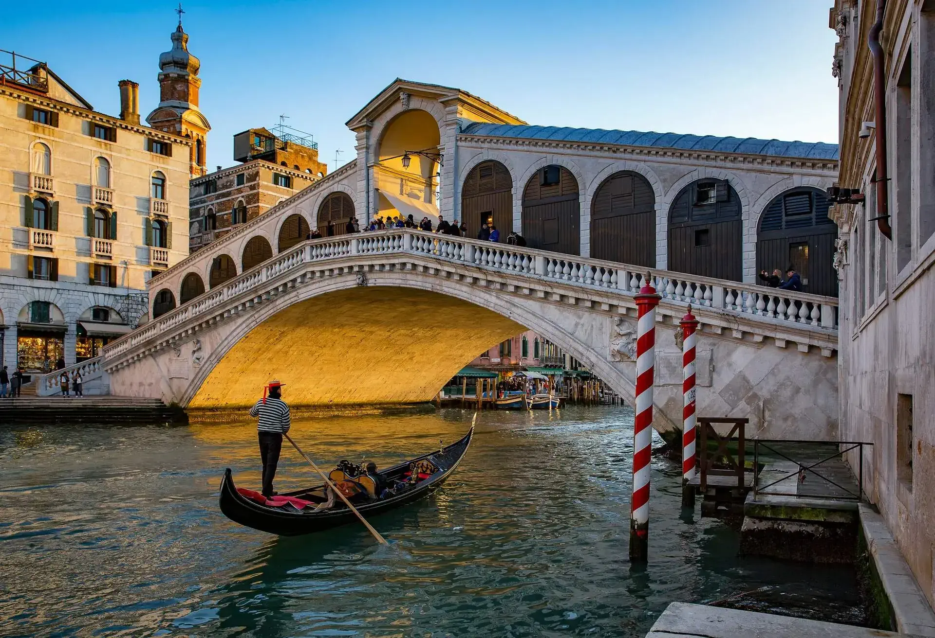 DEST_ITALY_VENICE_GONDOLA_BRIDGE_RIALTO_GettyImages-934871800