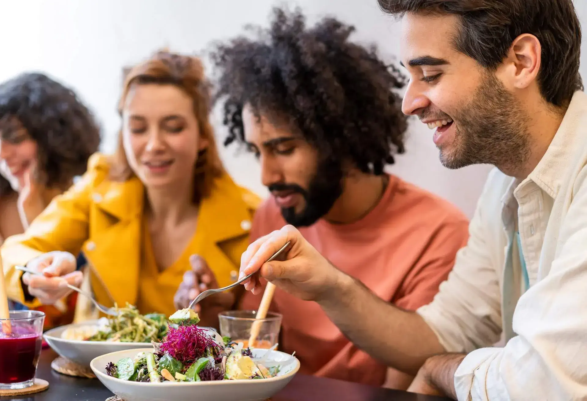WOMEN_EATING_VEGAN_RESTAURANT