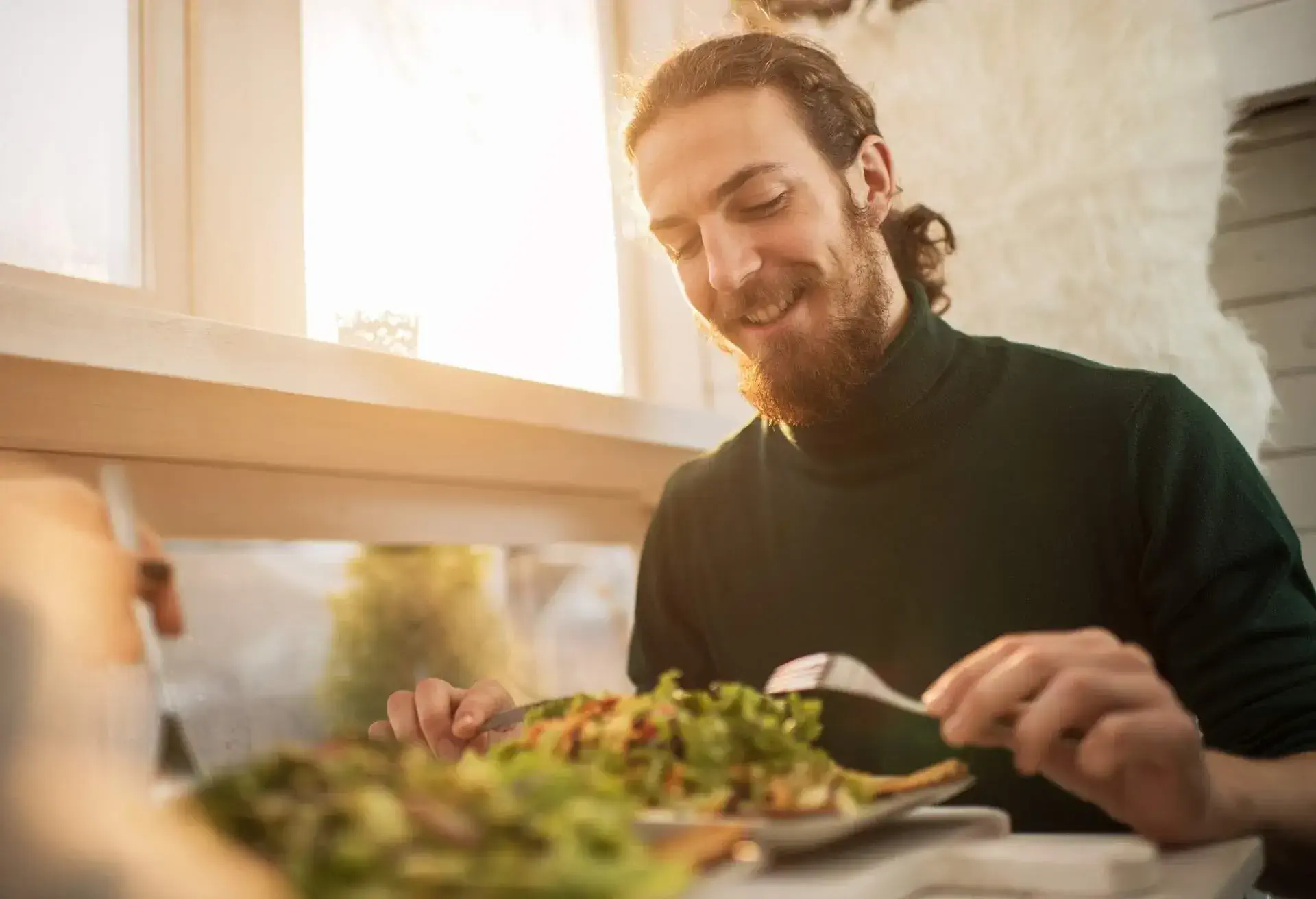 MAN_EATING_HEALTHY_FOOD_VEGAN