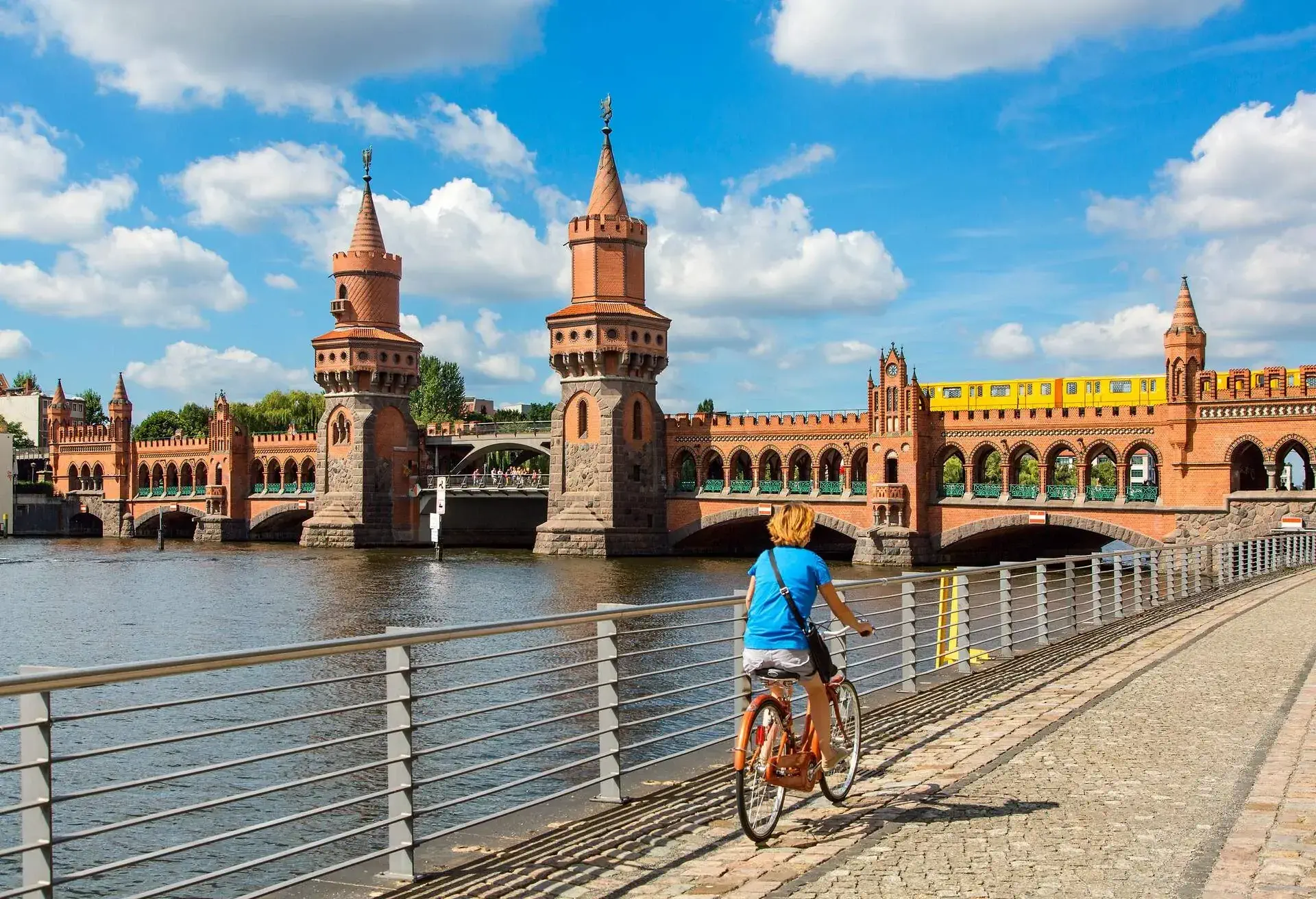GERMANY_BERLIN_OBERBAUM-BRIDGE_THEME_PEOPLE_BICYCLE_BIKE