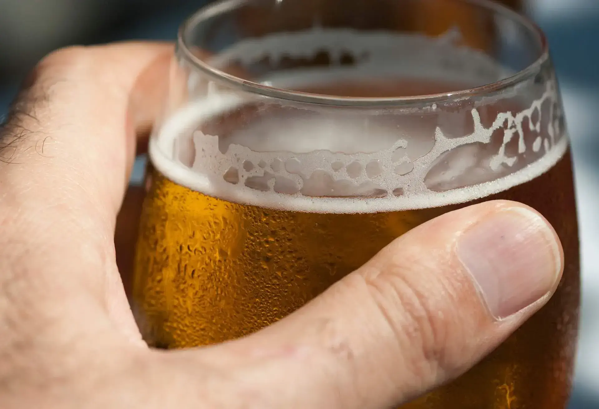 FOOD_DRINK_BEER_GLASS_MAN_HAND_MALAGA_SPAIN