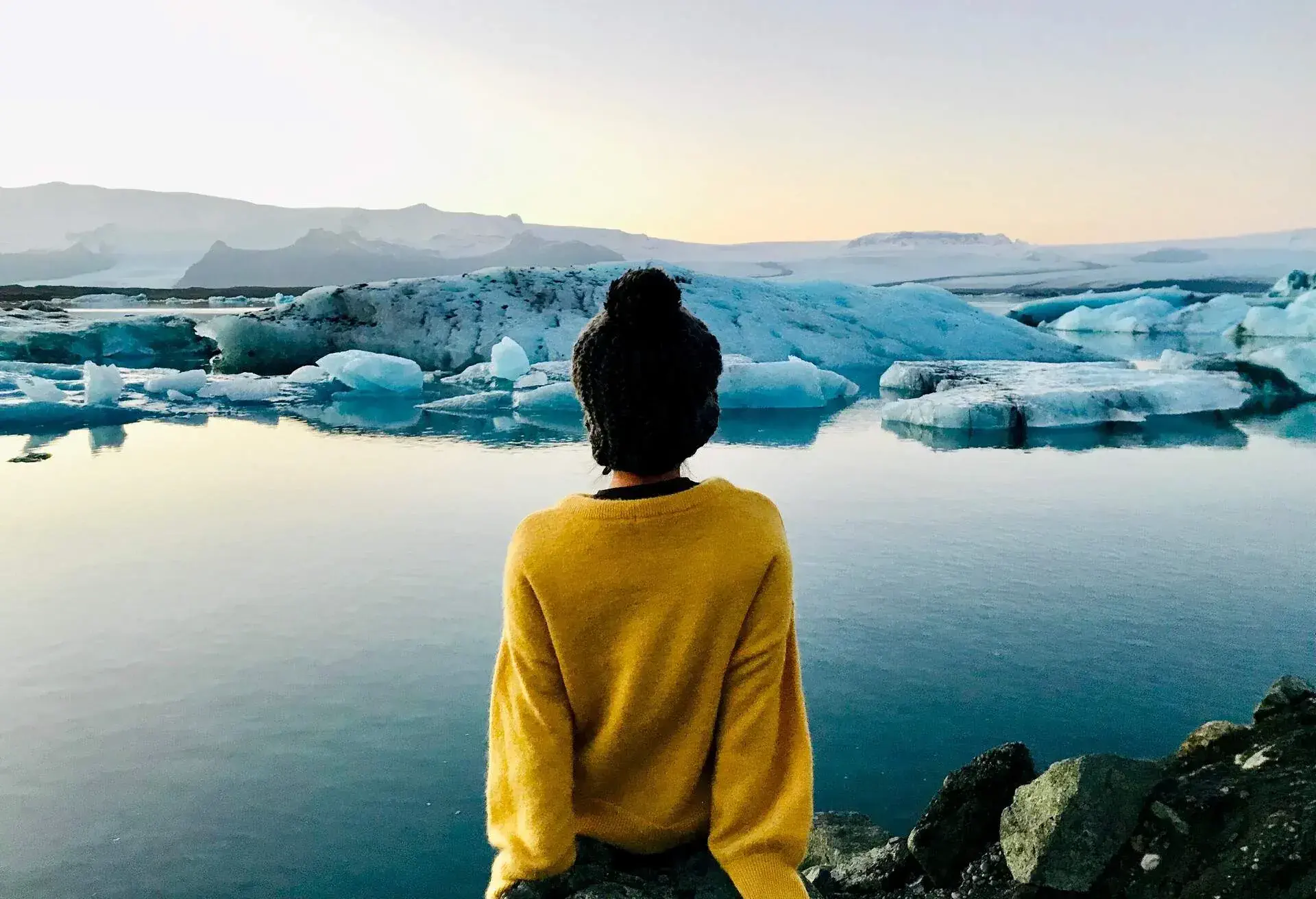 ICELAND_JOKULSARLON_PEOPLE_WOMAN_GLAIER