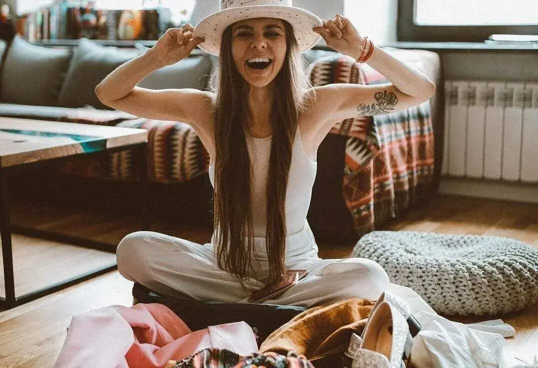 theme_people_packing_polina_brz_influencer_kayak_within-usage-period_86270