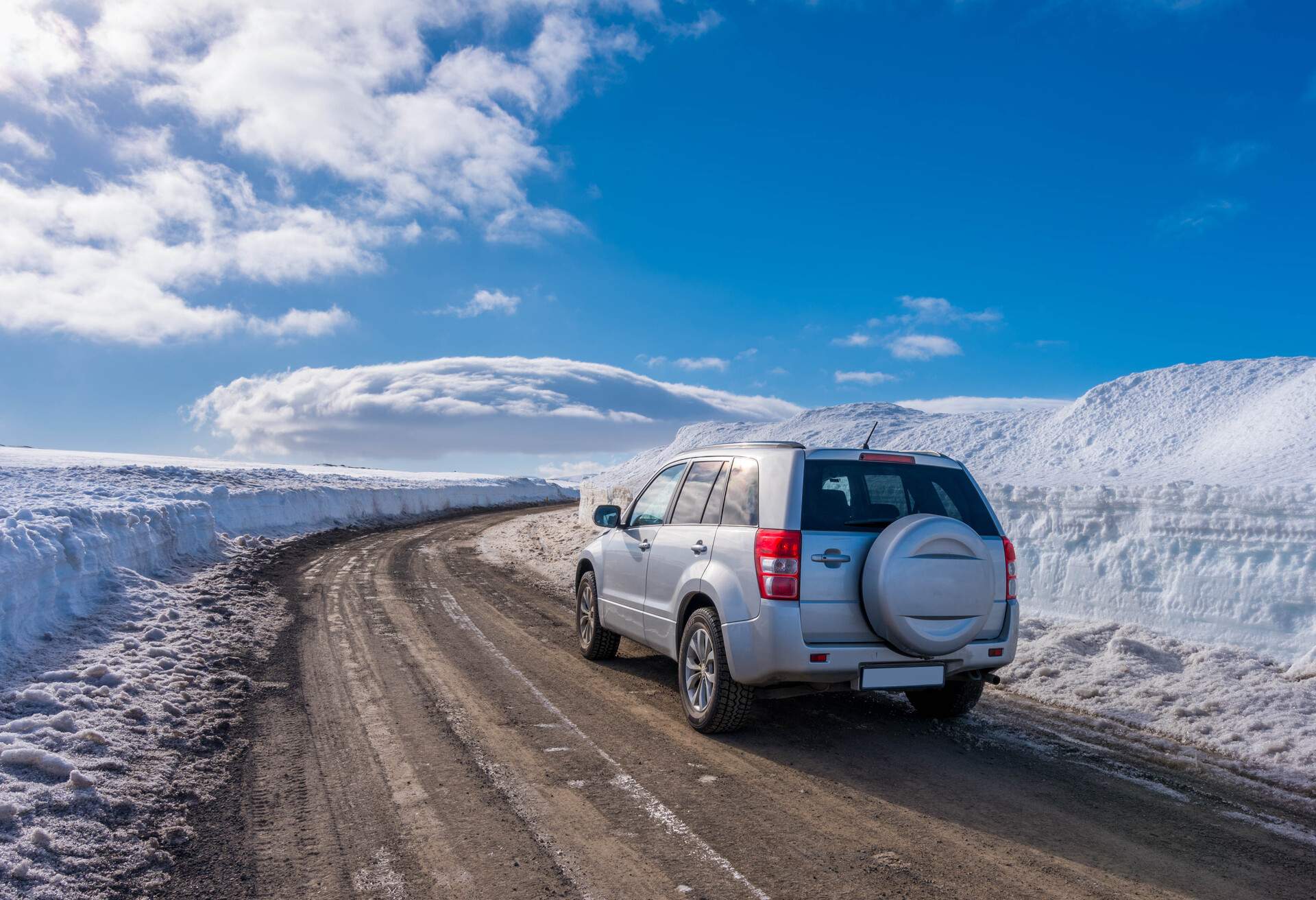DEST_ICELAND_REYKJAVIK_THEME_CAR_DRIVING_SNOW-shutterstock-portfolio_704630515
