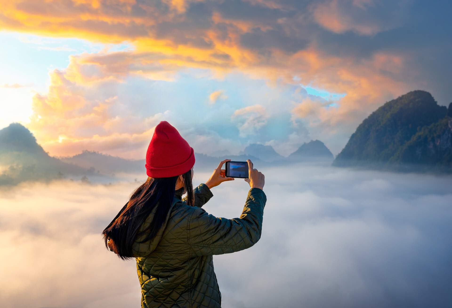 THAILAND_TAK_PEOPLE_WOMAN_TAKING_PICTURE_PHONE_CAMERA