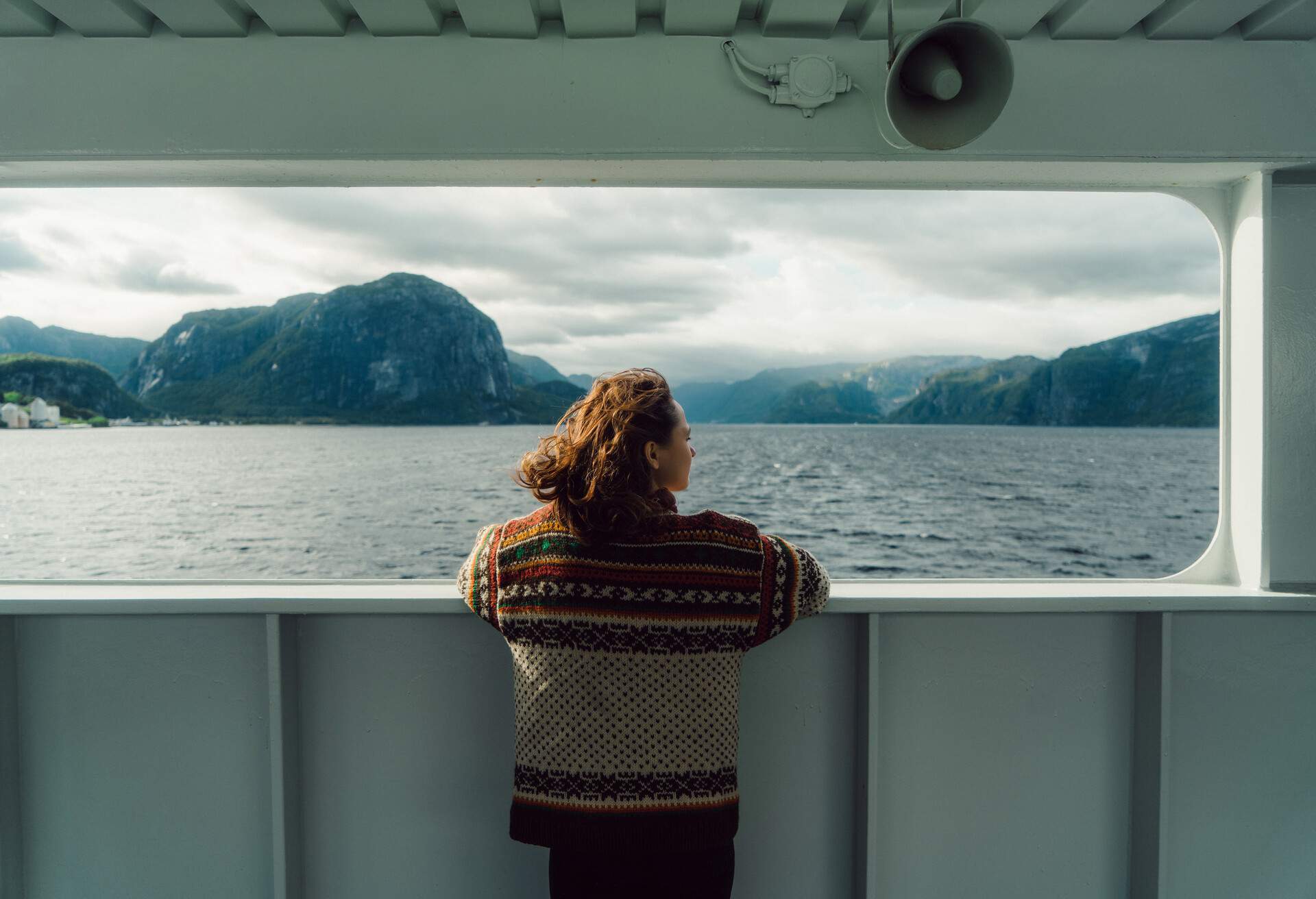 NORWAY_FERRY_PEOPLE_WOMAN_SEA