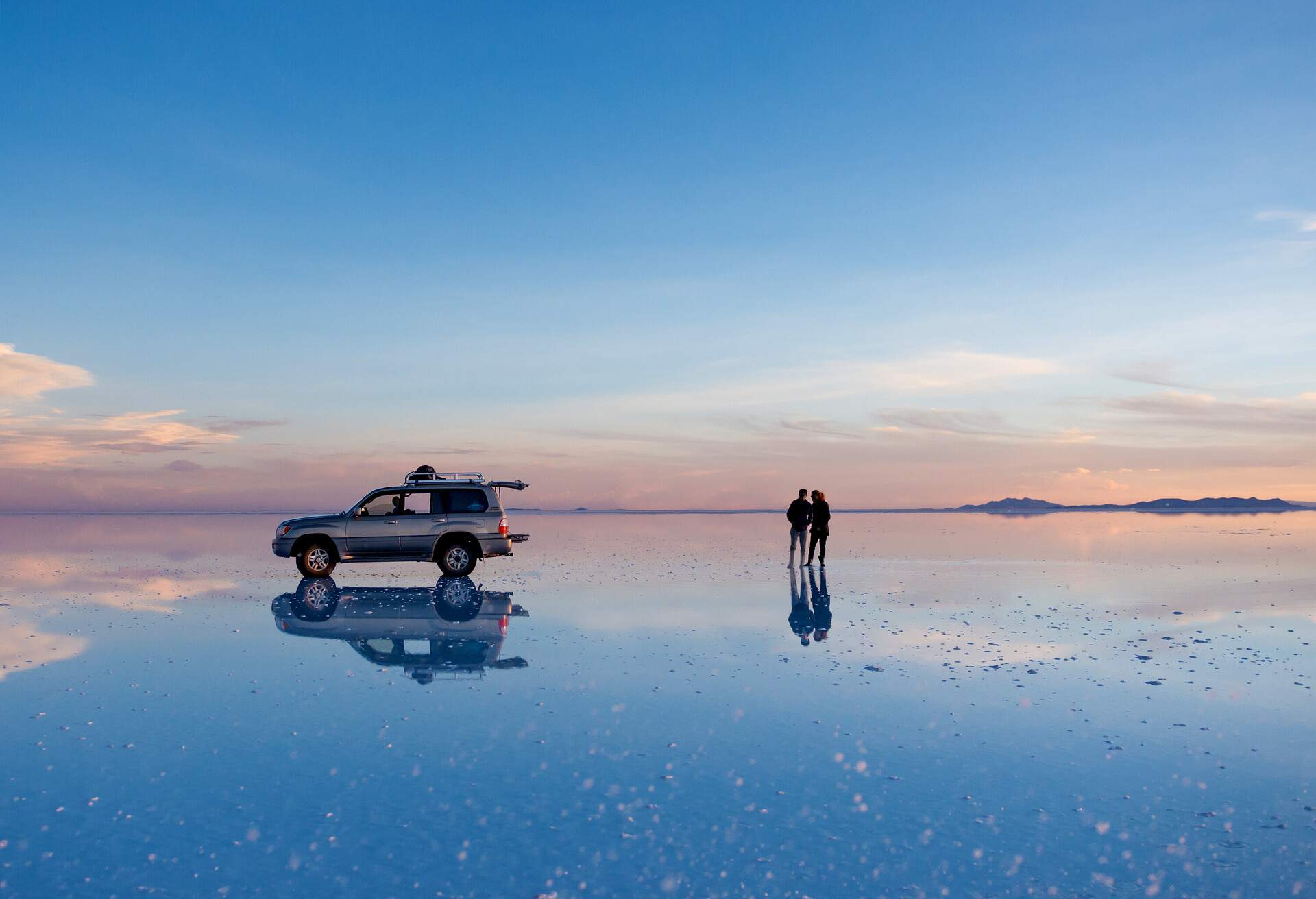 DEST_BOLIVIA_UYUNI-SALT-FLAT_SALAR-DE-UYUNI_ANDES_THEME_CAR_PEOPLE_SUNSET