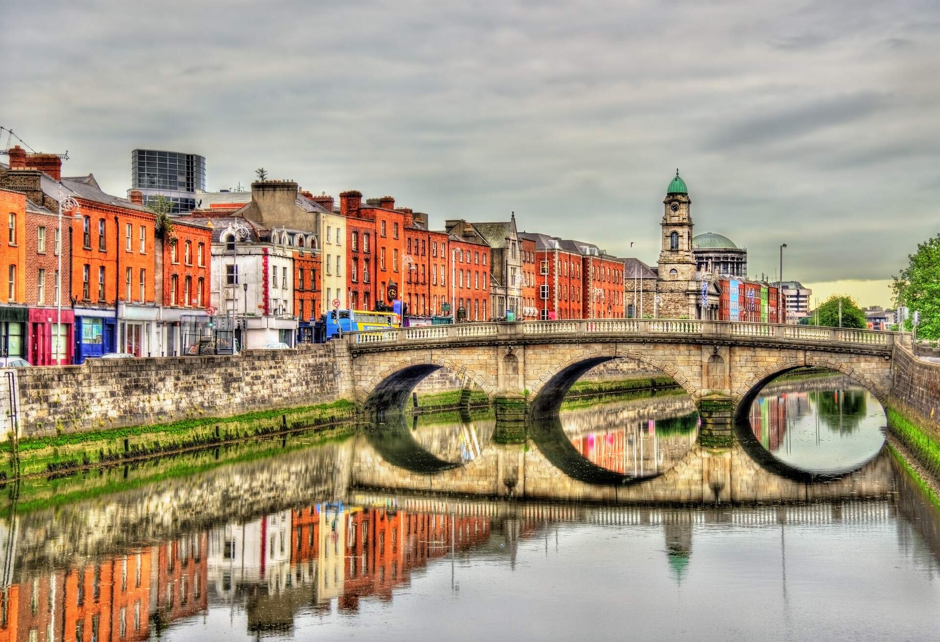 dest_ireland_dublin_mellows-bridge_gettyimages-490845928_universal_within-usage-period_62038