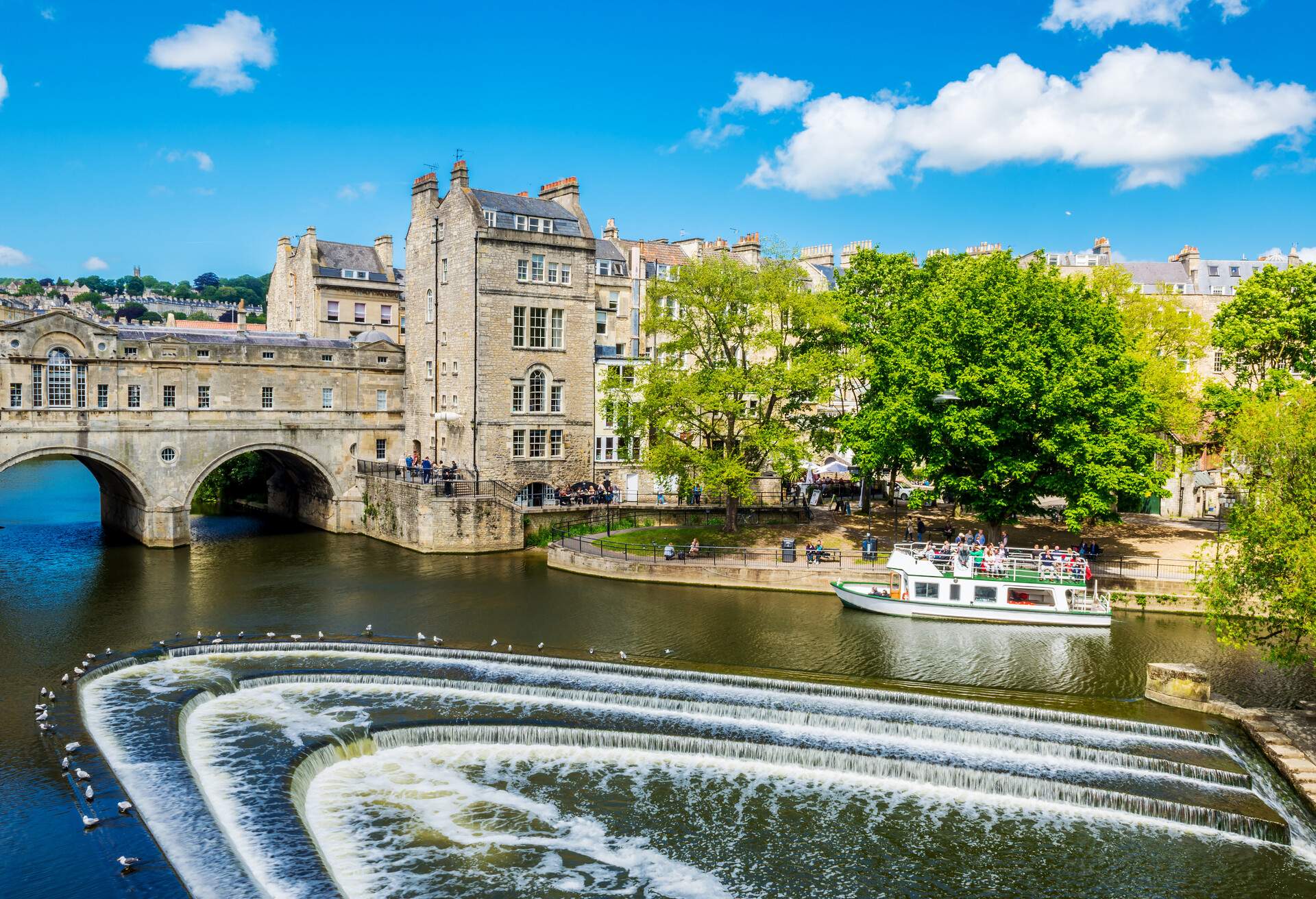 DEST_ENGLAND_BATH_PULTENEY-BRIDGE_RIVER-AVON_shutterstock-portfolio_290321534