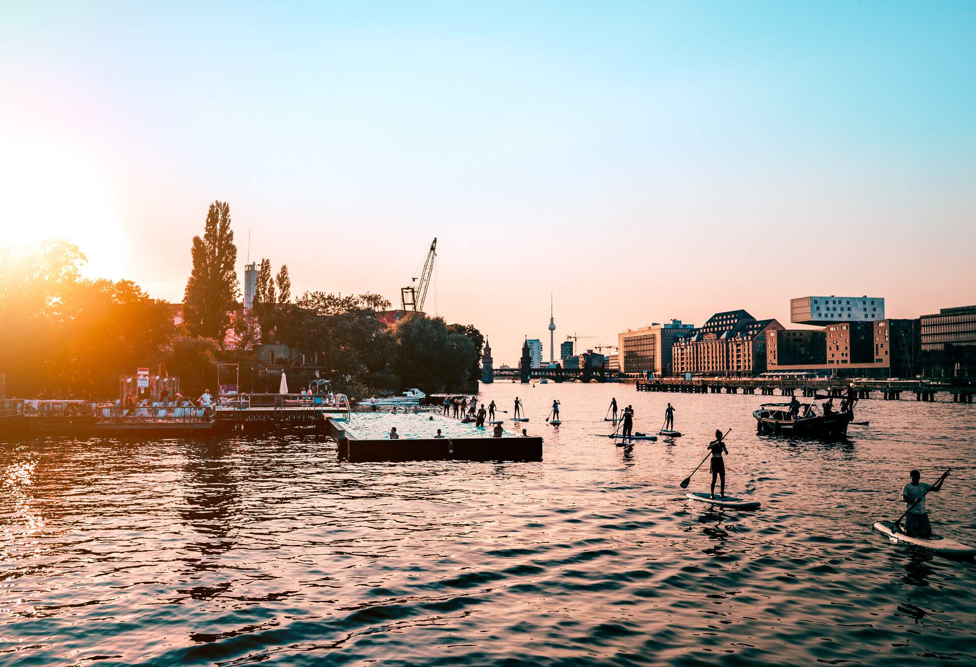 DEST_GERMANY_BERLIN_MITTE_SPREE-RIVER_THEME_PEOPLE_PADDLEBOARDING_SWIMMING_badeschiff_SUNSET_SUMMER-GettyImages-713869815